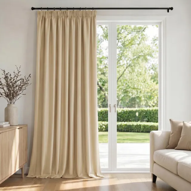 Famanu Verduisterend gordijn met plooiband, 1 stuk in zandbeige, eenvoudig te monteren en onderhoudsvriendelijk, perfect voor slaapkamers en woonkamers
