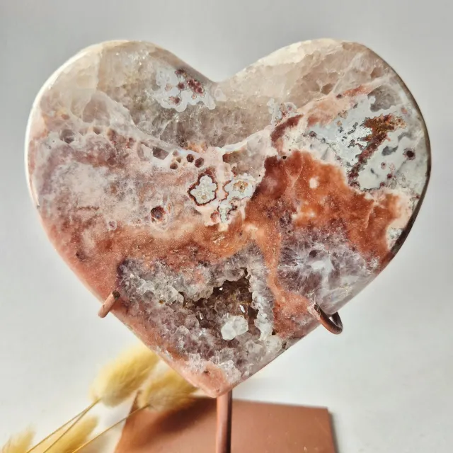 Moonlight Gemstones XL Edelsteen Druzy Pink Amethyst Hart – Hoge Kwaliteit ±768g | incl. metalen standaard | uniek stuk Roze Amethist Meerkleurig