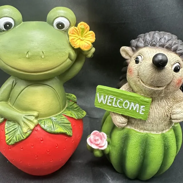 Impuls Polyresin (tuin)dieren op "aardbei en cactus" - Set van 2 stuks - kikker en egel - meerkleurig - Hoogte 14 x 10 x 6 cm - Woonaccessoires - Tuinaccessoires - Tuindecoratie Meerkleurig - kikker en egel - aardbei en cactus