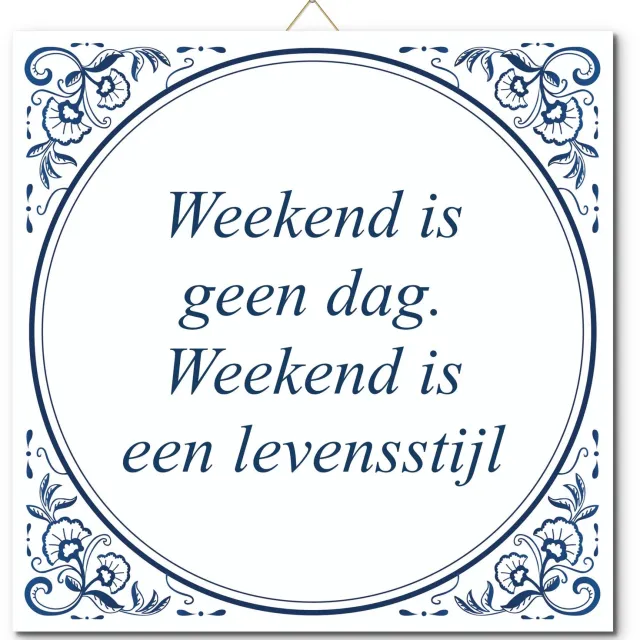 De Tegeltjesfabriek Tegeltje: Weekend is geen dag. Weekend is een levensstijl (met hangertje) wit en blauw