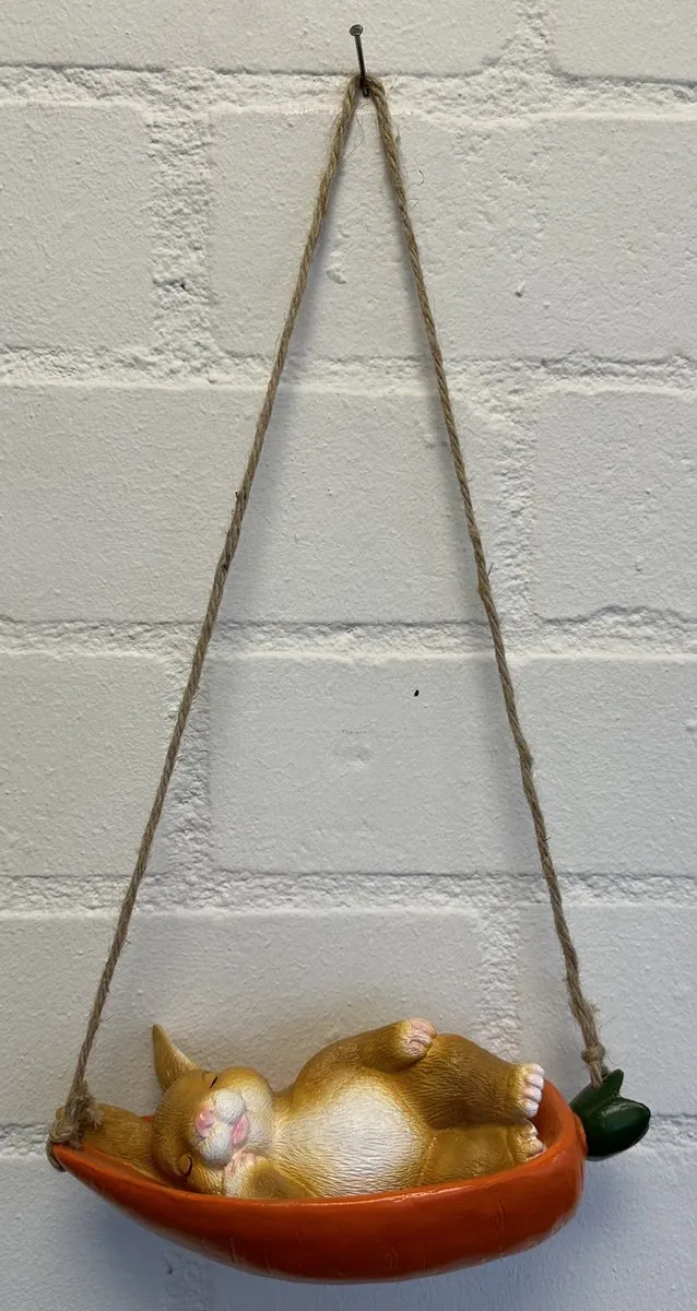 Impuls Polyresin hangend slapend dier "konijn" - bruin + oranje - hoogte 37x20x11 cm - ophangtouw - Voor binnen of buiten - Tuinaccessoires - Woonaccessoires Bruin + oranje - konijn