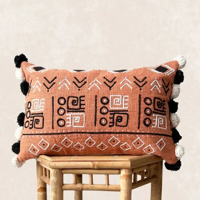 The Four Pursuits TFP Artisanal Embellished Cushion Cover - Sierkussenhoes | Naomi - 40 x 60 cm - Jute, 100% Organic Cotton (GOTS Certified) - Handmade in India - terracotta, Black, White