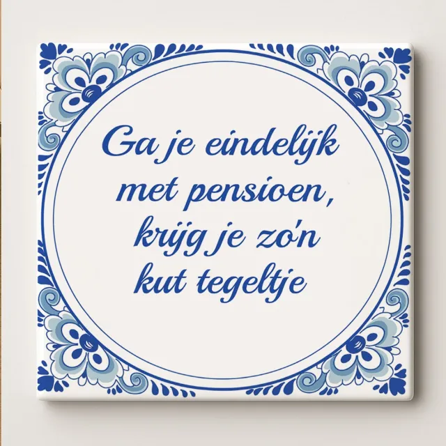 Nevolis Grappige Pensioen Tegel 15x15cm – “Ga Je Eindelijk met Pensioen, Krijg Je Zo’n Kut Tegeltje” – Hilarisch Afscheidscadeau – Blauwe Delfts Stijl Keramische Wanddecoratie Multi Color