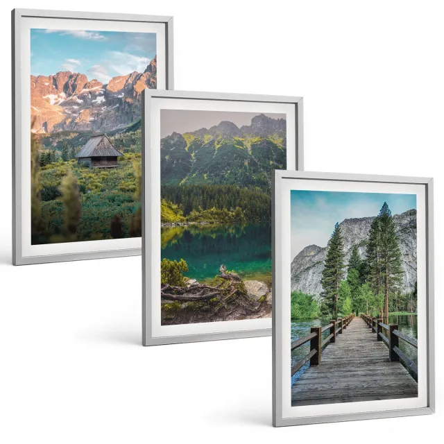 Coloray 3-Delige Schilderij Set - Berglandschap Met Een Meer En Een Houten Steiger - 40 x 60 cm - Muurdecoratie - Wanddecoratie - Slaapkamer Zilveren lijst