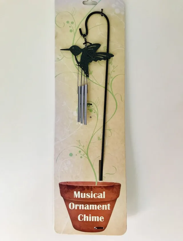 Nature's Melody windgong kolibrie hangend op tuin prikker.9x46c0.5cm. Metalen Tuinsteker. tuindecoratie. Tuinsteker windgong met uil. U krijgt nog een windgong 7x17x2cm van sleepy hollow gratis bij. Zilver