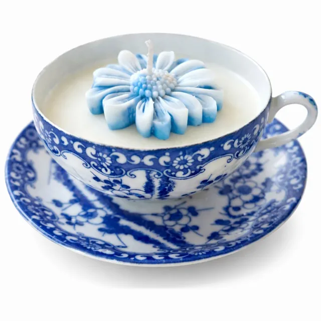 Fabulous vibes Handgemaakte geurkaars Jasmijn in vintage kopje met schotel – blauw/wit – uniek cadeau Blauw/ Wit