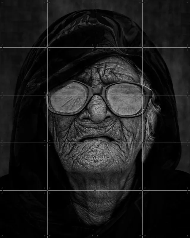 IXXI Grandma, Sayyed Nayyer Reza & Various - 80 x 100 cm - Grote wanddecoratie en posters - Fotografie, Klassiek, Vintage, Woonkamer, Mancave Zwart / Donkere tinten / Zwart en wit / Monochroom