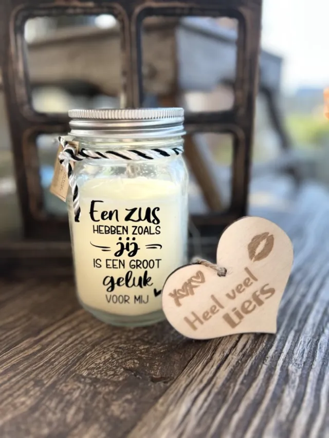 Creaties van hier Black & White scented candles Zus met houten hartje – 13,5 cm – vanille
