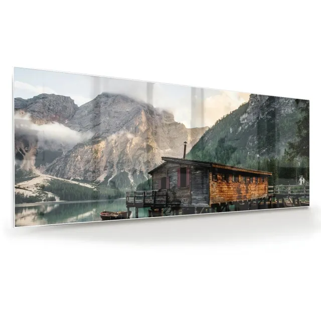 Mydesignglas Glazen Schilderij – Berglandschap met Meer en Houten Huis – Wanddecoratie op Gehard Glas - 80x30cm Rechthoek