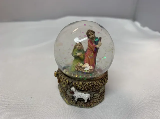 Dekoprojekt Sneeuwbol kerststal rood, wit, groen, bruin