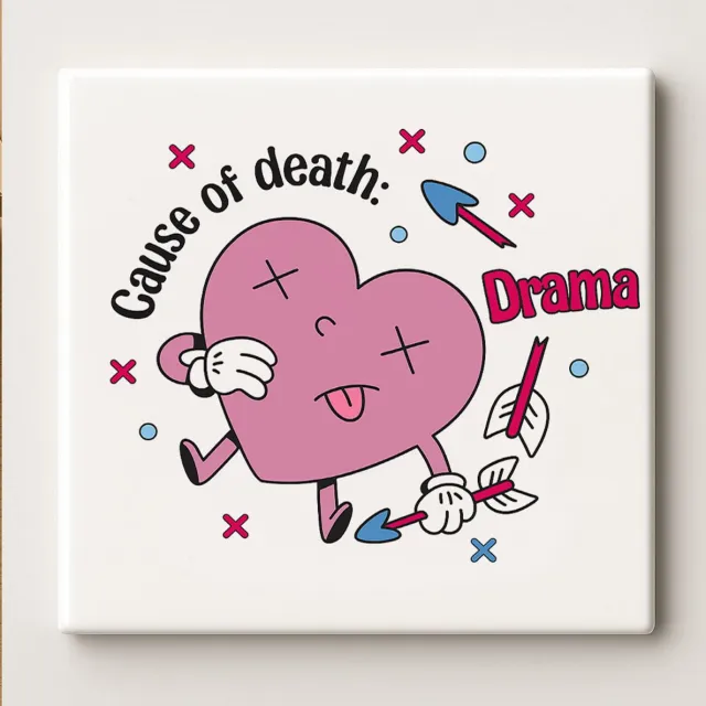 Nevolis Grappige Tegel “Cause of Death: Drama” 15x15 cm – Humoristische Keramische Wanddecoratie Cadeau voor Vrienden, Tieners en Drama Queens Multi Color
