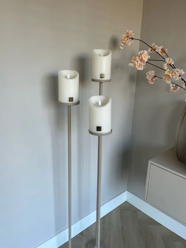 Branded By/PTMD Vloerkandelaren set van 3 stuks beige incl. witte LED candles Kandelaar Stompkaars - Set 3 stuks XL kandelaars zwart - 120cm 110cm en 100cm - vloerkandelaar - stompkaarskandelaar-Decembertip-Cadeau moeder 5 december-Kerst cadeau-Sinterklaas cadeau beige-wit