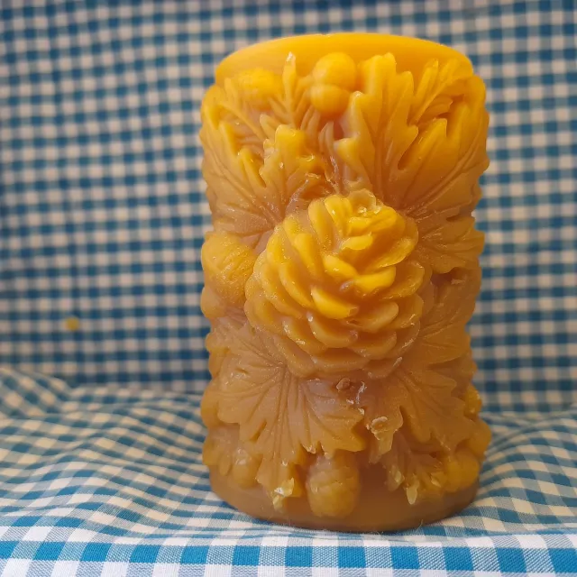 cailleagh's candles and gifts Bijenwas stompkaars dennenappels geel