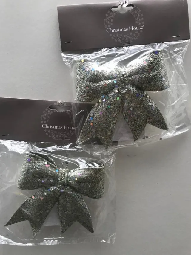 Christmas House 2 Zilveren glitter strikken aan lus kersthanger set van 2 ornamenten 12cm