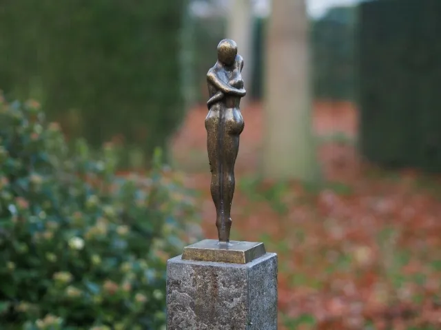 Bronzartes modern liefdespaar tuinbeeld Brons