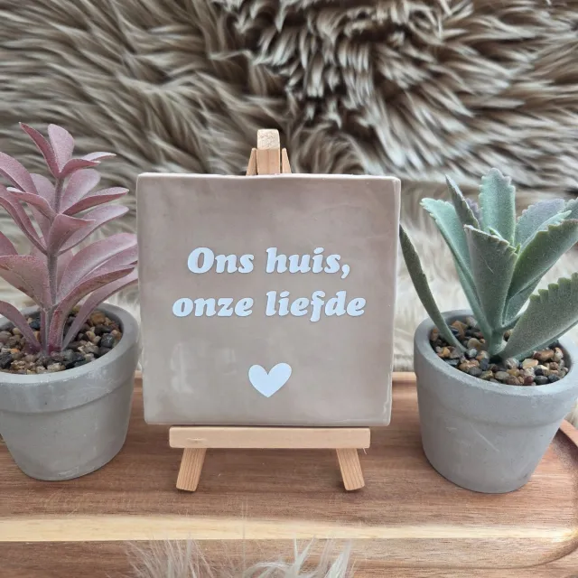 CreaCraft Robuust wenstegeltje “Ons Huis, Onze Liefde” – Liefde Cadeau – Woondecoratie – Relatie – Trendy nu – Valentijn – Handmade – Housewarming – Vriendschap – Decoratief Tegeltje met Standaard – Cadeau Idee Beige/Wit