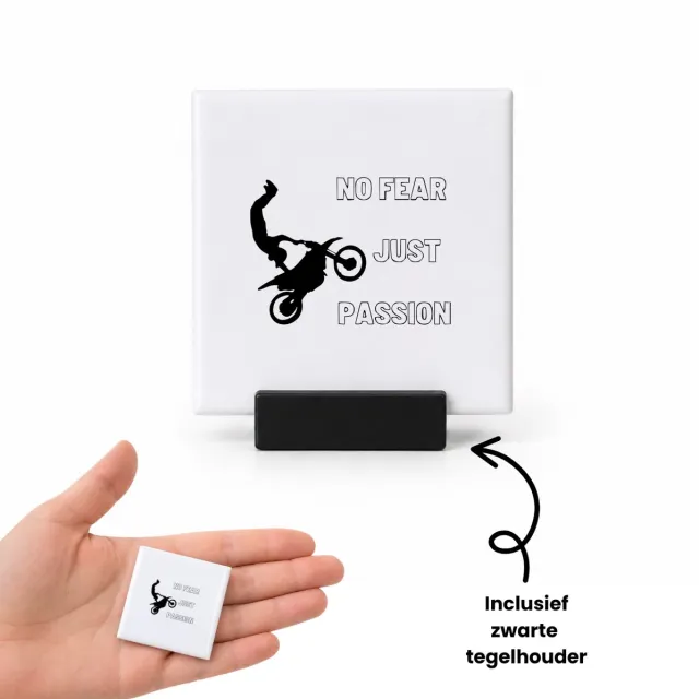 Hacebo Geen angst gewoon een passie tegeltje met tegelhouder - Sport - familie vrienden sporters - tegeltjes met tekst - cadeau - spreuktegels - 4.8x4.8 CM Wit