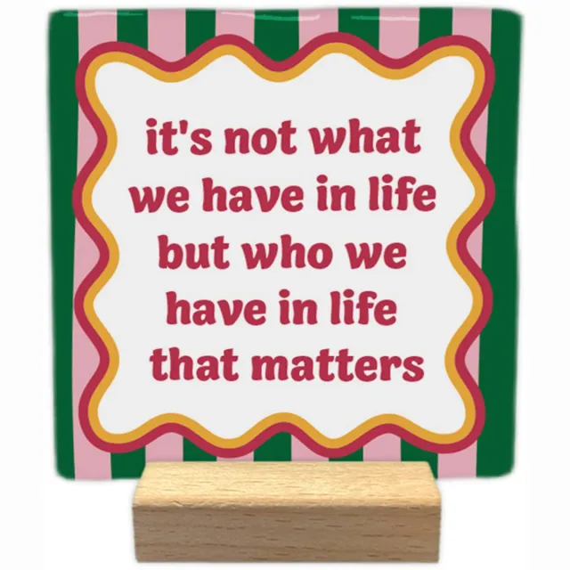 Artige Decoratie tegel met tekst- It's not what we have in life - keramisch - 10x10 cm - inclusief houder Groen