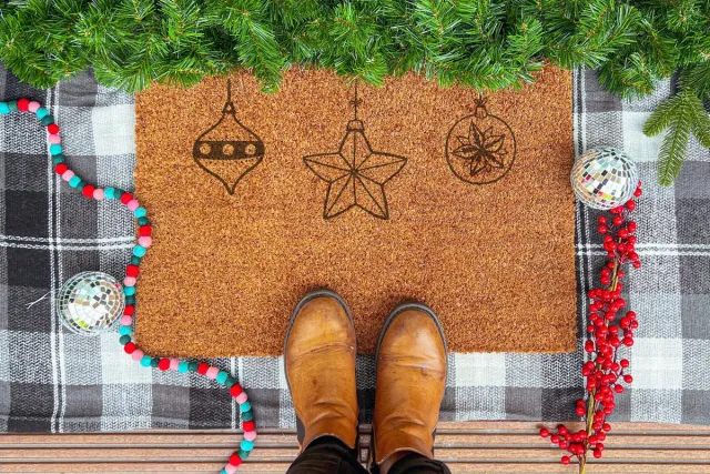 Laser Point Christmas Ornaments | 60x40 cm | Nieuwe huis cadeau | Ingangsmat | Deurmat met stijl | Verhuizing cadeau | Praktisch & trendy | Perfect voor binnenkomst | Cadeau voor nieuwe woning Bruin | Zwart (Gravering 60x40)