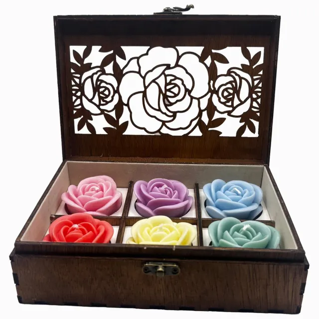 M-HOLY Rose Bloom – Luxe Cadeauset met 6 Handgemaakte Rozenkaarsen – Houten Geschenkdoos – Sojawas Rod, Blauw, Geel, Groen, Paars, Rose