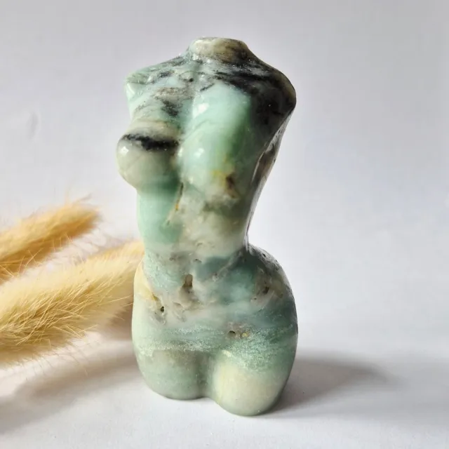 Moonlight Gemstones Caribbean Calciet vrouwenbeeldje 8 cm (#11) – handgeslepen edelsteen goddess carving Groen