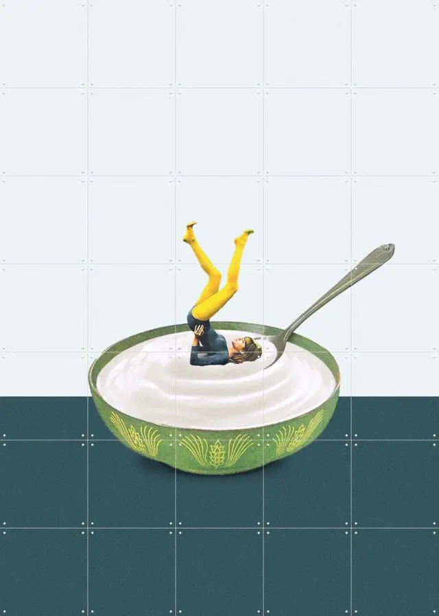 IXXI Yoga in my Yoghurt, Maarten Léon - 100 x 140 cm - Grote wanddecoratie en posters - Kleurrijk, Illustraties, Surrealisme, Speels, Digitale Kunst Wit