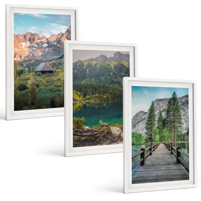 Coloray 3-Delige Schilderij Set - Berglandschap Met Een Meer En Een Houten Steiger - 40 x 60 - Muurdecoratie - Wanddecoratie - Slaapkamer - Moderne Wanddecoratie Witte lijst
