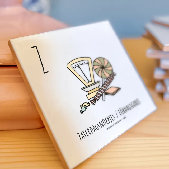 PosterPlaats Zaterdagsnoepjes / Lördagsgodis - ABC tegeltje Zweden-Sverige - Keramiek met Handgetekende Illustratie - Tegeltje met tekst - Wanddecoratie - Woondecoratie - Relatiegeschenk - Souvenir - 10,8 x 10,8 cm blauw