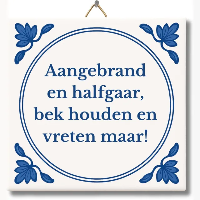 Niet mokken Tegeltje met Tekst van NietMokken® – Aangebrand en halfgaar, bek houden en vreten maar! – Grappig BBQ / Keuken Tegeltje – Cadeau voor barbecue liefhebber of grillmaster – Met ophanghaakje, premium verpakking, gratis viltje en ansichtkaart – Glossy