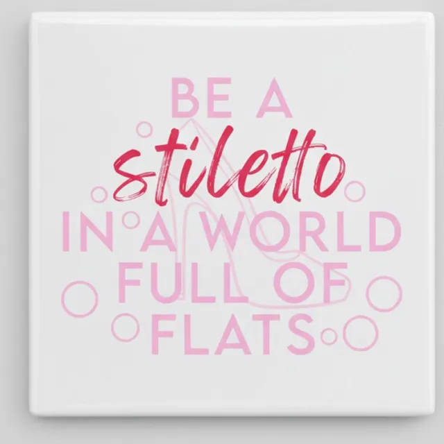 Nevolis Inspirerende 15×15 cm Keramische Tegel – “Be a Stiletto in a World Full of Flats” Motiverende Wanddecoratie Multi Color