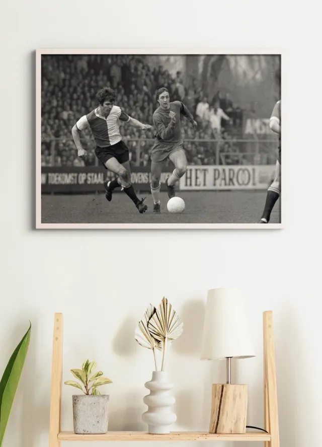 Esque Poster In Witte Lijst - Johan Cruijff in duel met Willem van Hanegem - Ajax & Feyenoord - 50x70 cm
