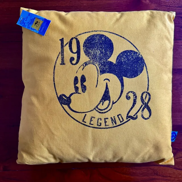 Disney , Cushion Legend | 8718973997037 geel