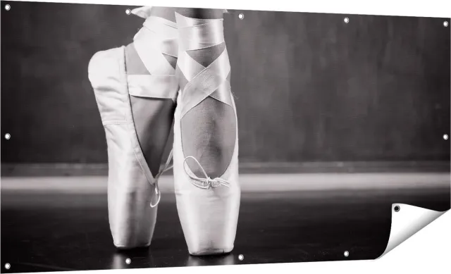 Gards Tuinposter Ballet Schoenen van een Ballerina - Zwart Wit - 160x80 cm - Tuindoek - Tuindecoratie - Wanddecoratie buiten - Tuinschilderij Multikleur