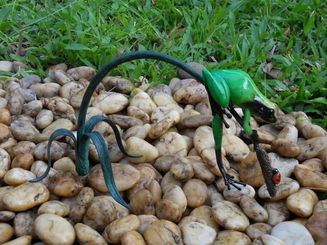 Rawa Geschenken Tuinbeeld - bronzen beeld - Gekleurde kikker aan twijg / groen - Bronzartes - 13 cm hoog Brons
