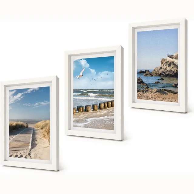 Coloray 3-Delige Schilderij Set - Strand met een houten pad, zee en kliffen aan zee. - 20x30 - Moderne Wanddecoratie - Slaapkamer Witte lijst