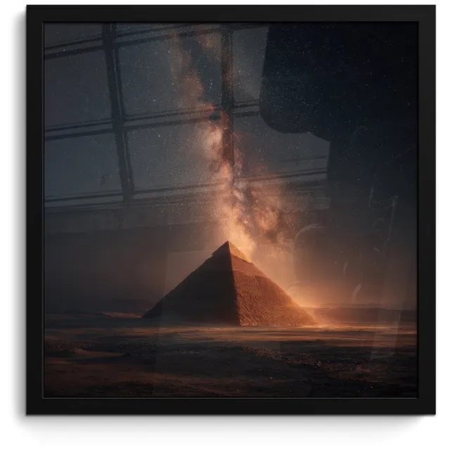FrameYourWall Poster in lijst - Fotolijst 40x40 cm - Posters - Piramide - Woestijn - Licht - Posterlijst zwart - Decoratie - Wanddecoratie woonkamer - Muurdecoratie slaapkamer Piramide - Sterren
