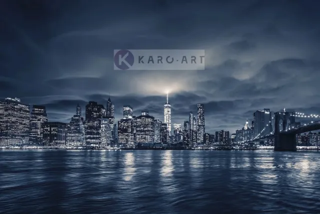 karo-art Schilderij - Zicht op Manhattan 's nachts, NYC, blauw Multikleur