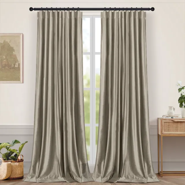 Qelus Fluwelen Verduisteringsgordijnen 2-Delig - Gordijnen Verduisterend & Lichtwerend - Voor Slaapkamer en Woonkamer - Geschikt voor alle Gordijnrails, Gordijnroedes en Runners Voor Thuis (Taupe, B132 x H213cm)