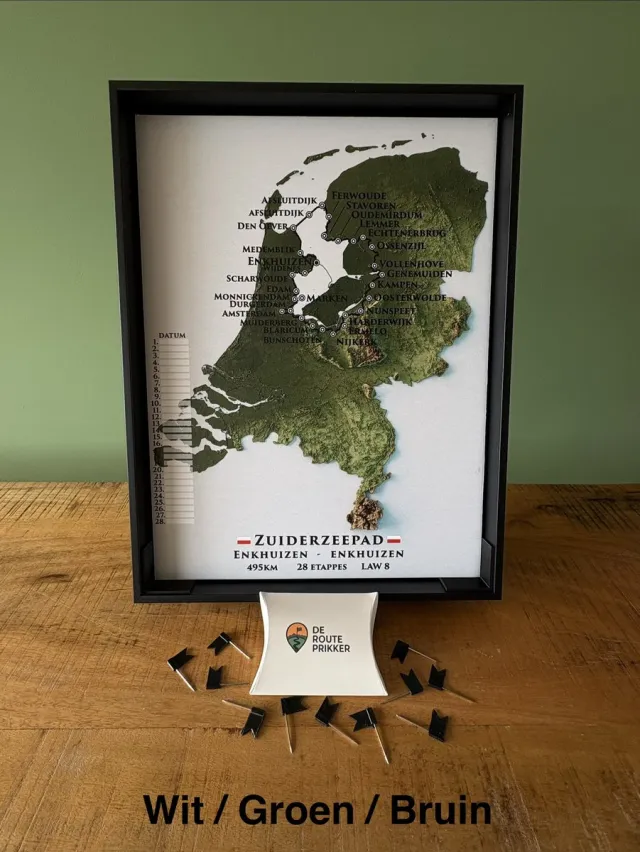 De Routeprikker Officiële Zuiderzeepad Routeprikker (LAW 8) - Wandeling Enkhuizen naar Enkhuizen - Wandelkaart met vlaggetjes - 30x40 cm - Incl. Baklijst wit groen bruin