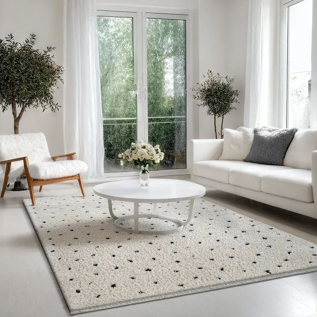 the carpet Bahar Shaggy – Hoogpolig vloerkleed in Scandinavische stijl met zwarte stippen, crème, 140 x 200 cm crème met zwarte stippenpatroon