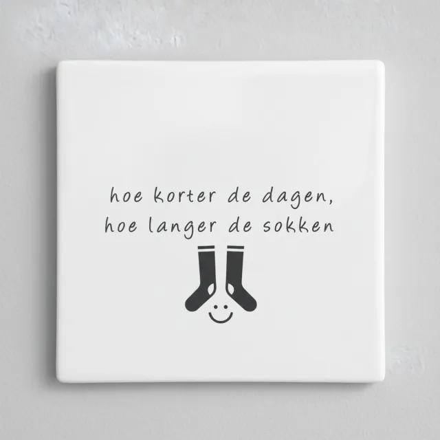 Nevolis Grappige Tekst Keramische Tegel 15×15 cm – “Hoe Korter de Dagen, Hoe Langer de Sokken” – Minimalistische Woondecoratie Cadeau Multi Color