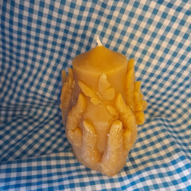 cailleagh's candles and gifts Bijenwas stompkaars handen met vlinders geel