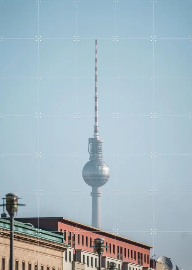 IXXI Fernsehturm, Teun de Leede & Kunst in Kaart - 100 x 140 cm - Grote wanddecoratie en posters - Fotografie, Woonkamer, Gebouwen, Stad, Skyline Grijs / Lichte tinten