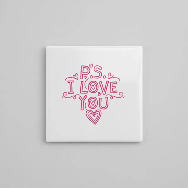 Nevolis “P.S. I Love You” Tekst Tegel – Romantische Hart Typografie Wanddecoratie – Decoratieve Keramische Tegel 15 × 15 cm Multi Color