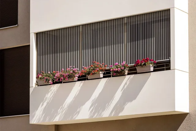 Coloray Buitenrolgordijn - Zwarte en witte verticale strepen Zonwerend Gordijn - 150x180 cm - Windscherm Balkon - UV-Bescherming Buiten - Buitenjaloezie - Zonnescherm Verticaal - Privacy Scherm Terras - Zonwering Balkon