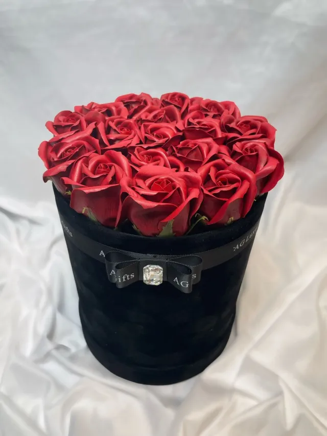 AG Luxurygift Valentijn cadeautje voor haar - rozen -AG Luxurygifts Flower box - rozen box - cadeau box - cadeau - Valentijnsdag - soap roses - velvet - Moederdag - luxe - bloemen - rozen Donker rood klein