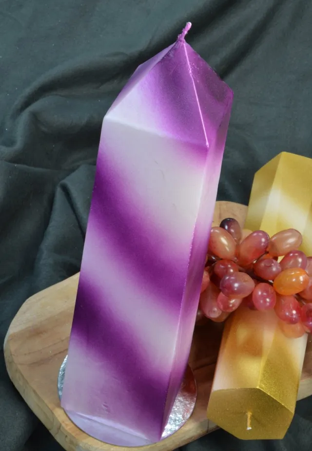 MilaNNE Obelisk Kaars 34 cm in Lila met Wit Metallic (zeer exclusief) Deze handwerkkaars is gemaakt door Candles by Milanne