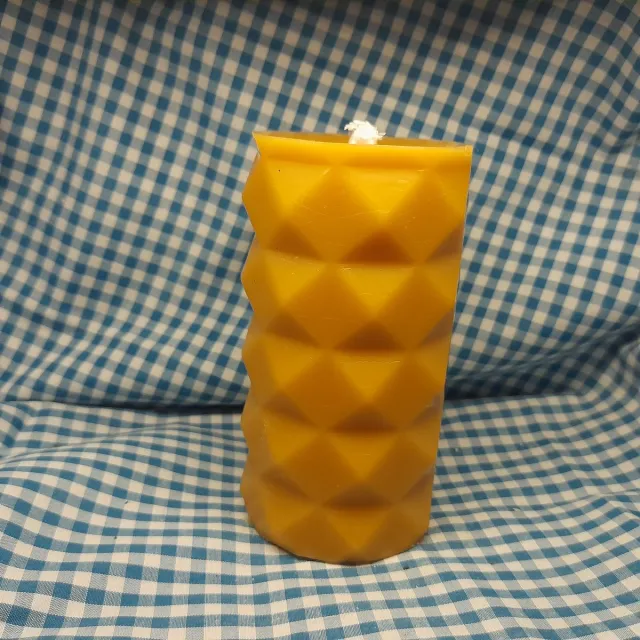 cailleagh's candles and gifts Bijenwas stompkaars met ruiten geel