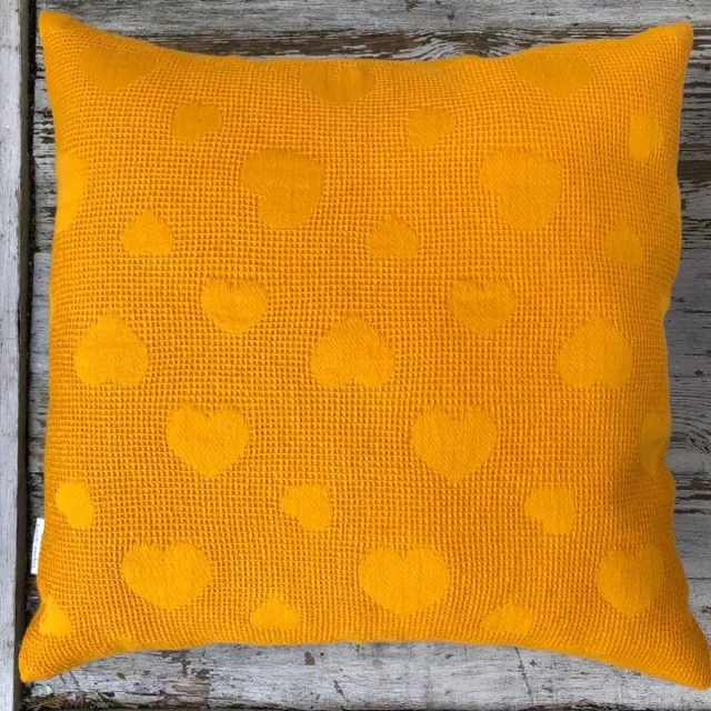 Lovely Stitches Sierkussen - Wafelkatoen - Okergeel - Hartjes - 45x45cm