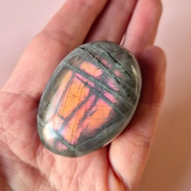 Moonlight Gemstones Edelsteen Super Flashy Paarse Labradoriet Palmsteen Handsteen worrystone zorgensteen